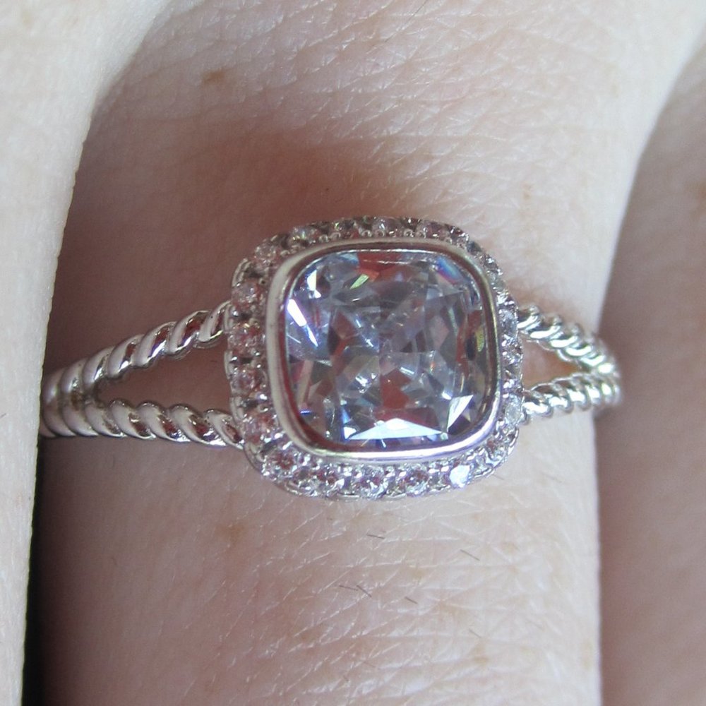 Beautiful classic Ring